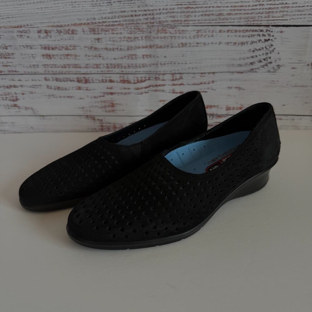 Ecco Womens Felicia Collab w/ New Balance Black Suede Stretch Flats